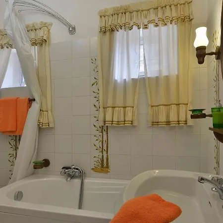 Villa Raffaelli 10 *